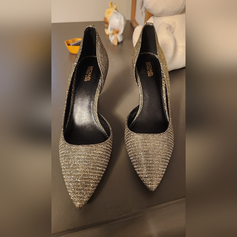 Michael Michael Kors Women's Dorothy Flex Pump, the material is rubber.